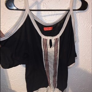 Open shoulder tee